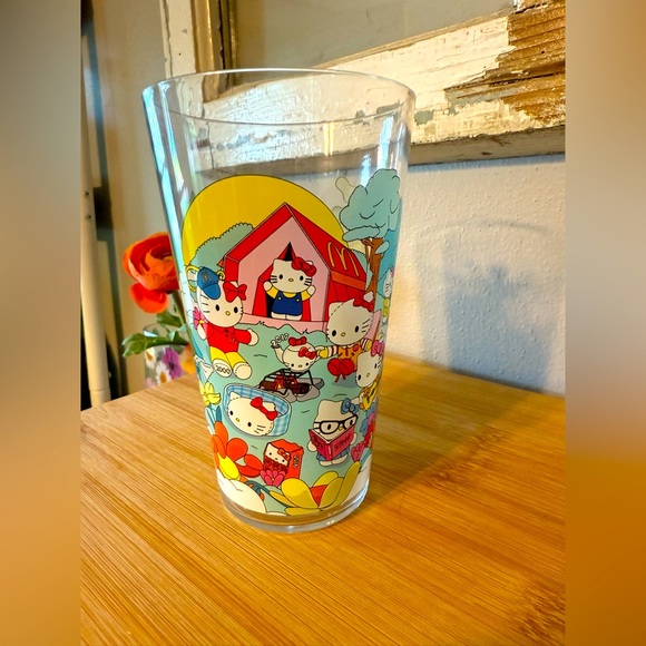 McDonald’s 2024 Collectors Edition Cup - Featuring Hello Kitty And Snoopy - Picture 1 of 3